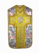 ornement blanc : chasuble, voile de calice, étole, bourse de corporal