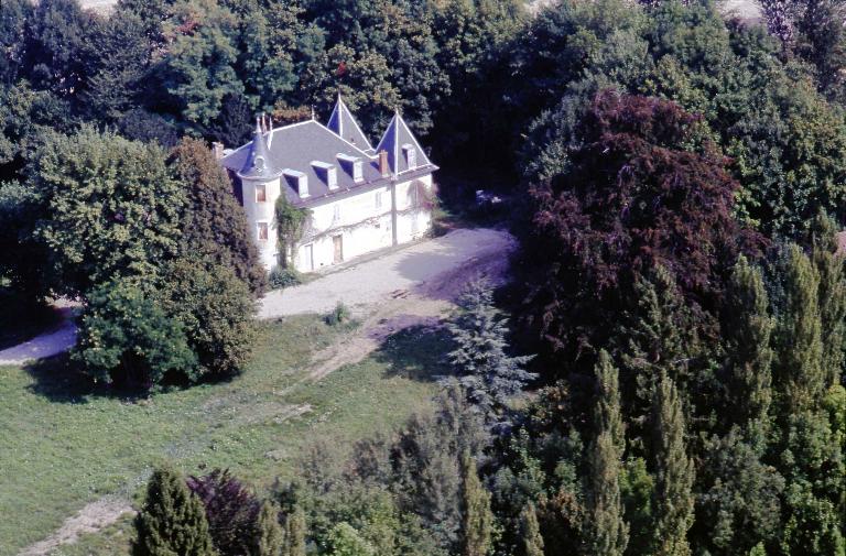 Maison et grange, puis demeure, dite château de Boncelin, puis château Joly Lyautey de Colombe ou château des Combaruches, actuellement tour de jardin, dite pigeonnier