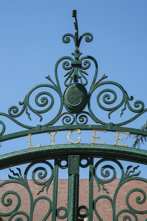 Manoir de Chènevoux, puis collège de jésuites, puis école centrale, puis lycée de garçons, actuellement lycée d'enseignement secondaire Jean-Puy