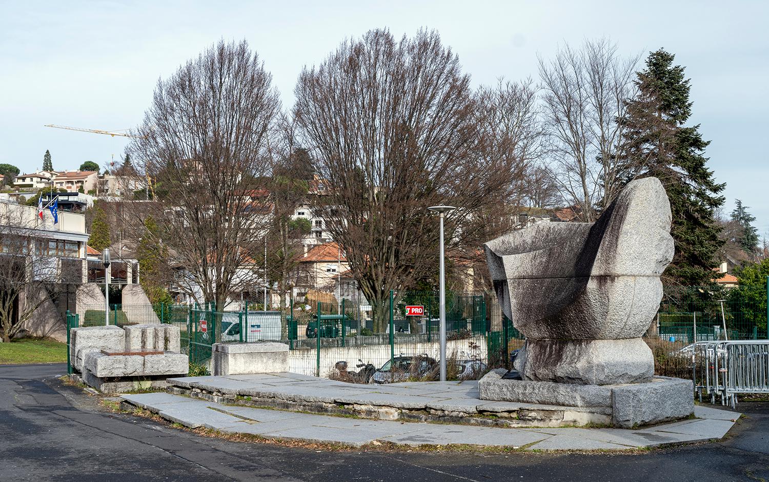 Ensemble de cinq éléments sculptés et cinq bancs
