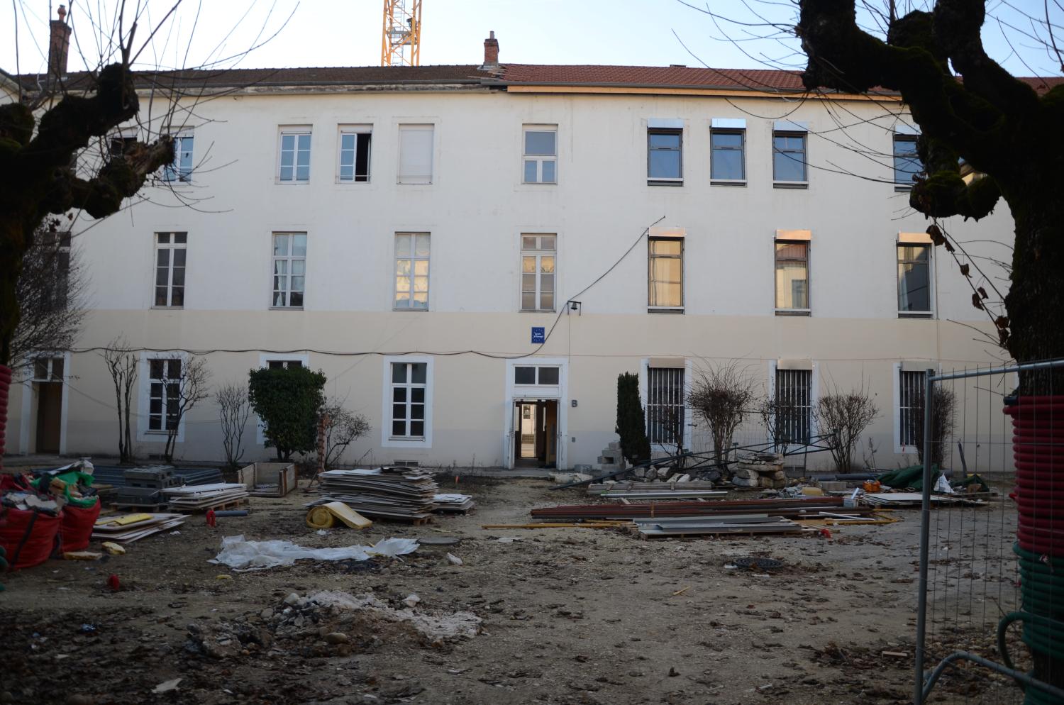 Collège de jésuites, puis école centrale, école secondaire communale, lycée impérial, lycée de garçons, actuellement lycée Lalande