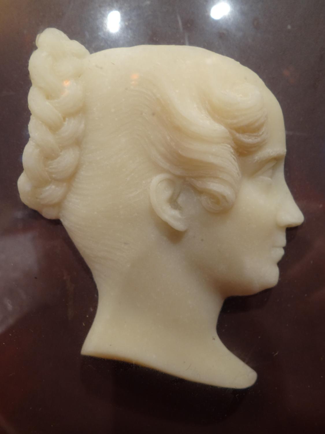 Profil en cire sur une ardoise (Adélaïde d'Orléans ?)