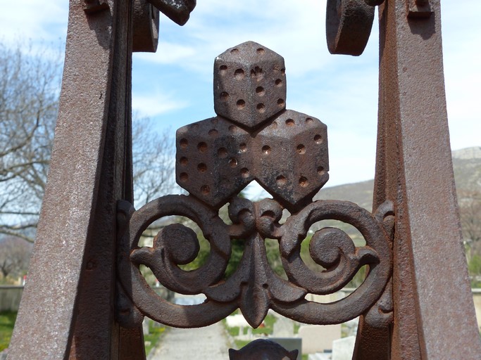 Croix du cimetière de Barret-de-Lioure