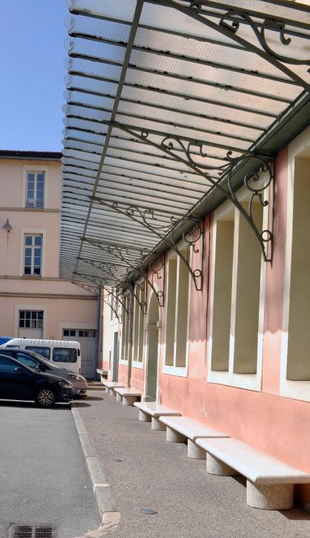Collège de jésuites, puis institut national, école centrale supplémentaire, école communale secondaire, collège communal et école pratique de commerce et d'industrie, lycée, actuellement collège François-Ponsard