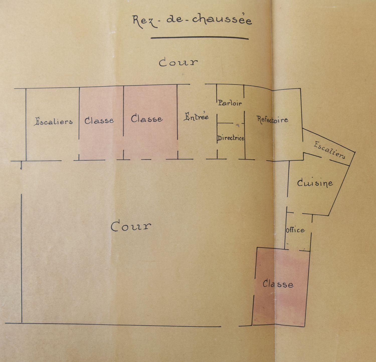 Collège de jésuites d'Aurillac, puis collège communal, lycée de garçons, école primaire supérieure de jeunes filles, collège moderne et technique de jeunes filles, actuellement collège Jeanne-de-La-Treilhe