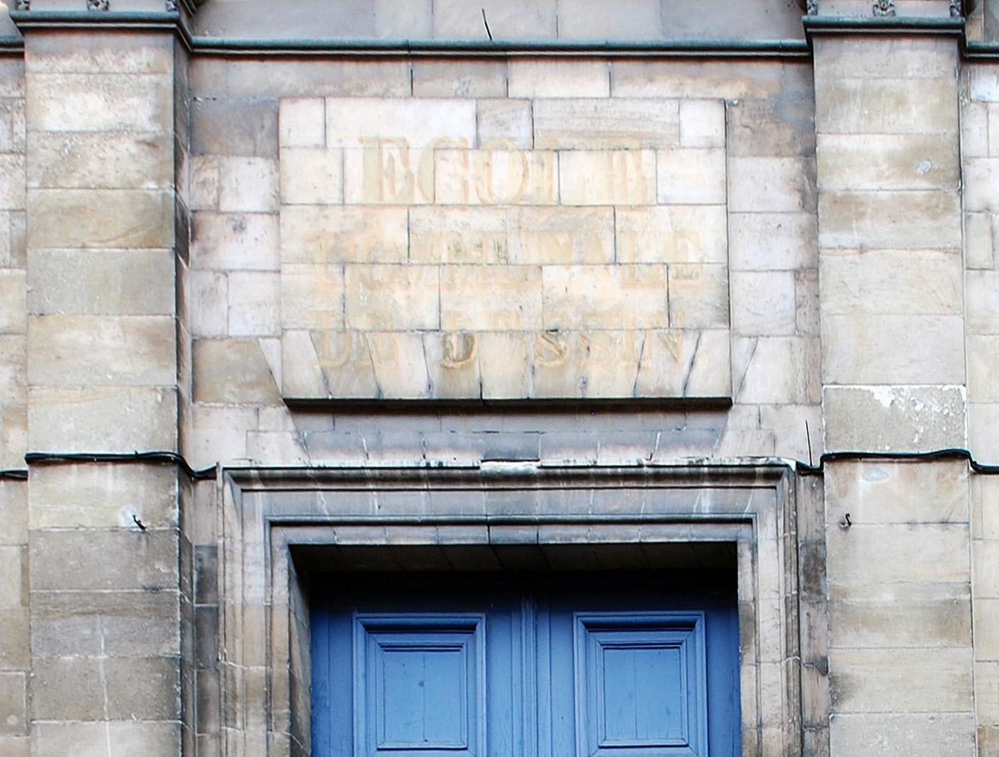 Ancienne chapelle, façade : détail de l'inscription ECOLE MUNICIPALE DE DESSIN