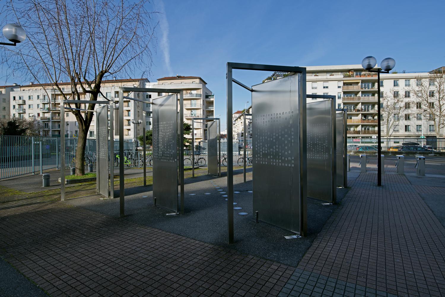 Installation : La volonté d’un enfant de la terre : Les huit portes du savoir