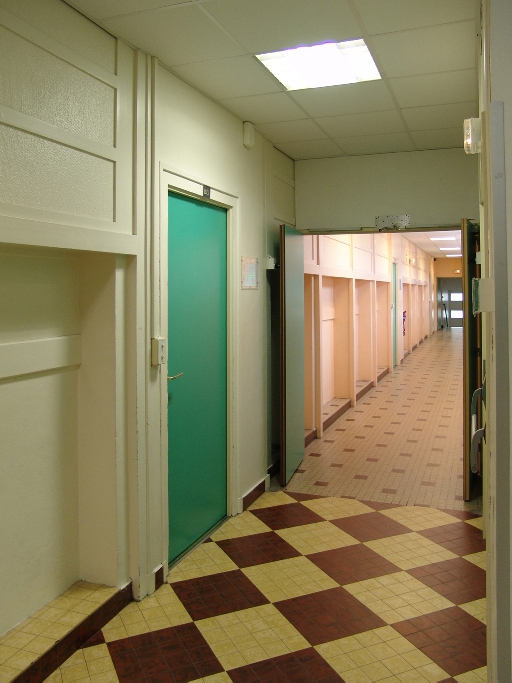 Lycée municipal Rossignoli ; collège Jean-Jacques Perret, Bâtiment de 1962  : couloir (IVR82_20077300089NUCA) - Inventaire Général du Patrimoine  Culturel