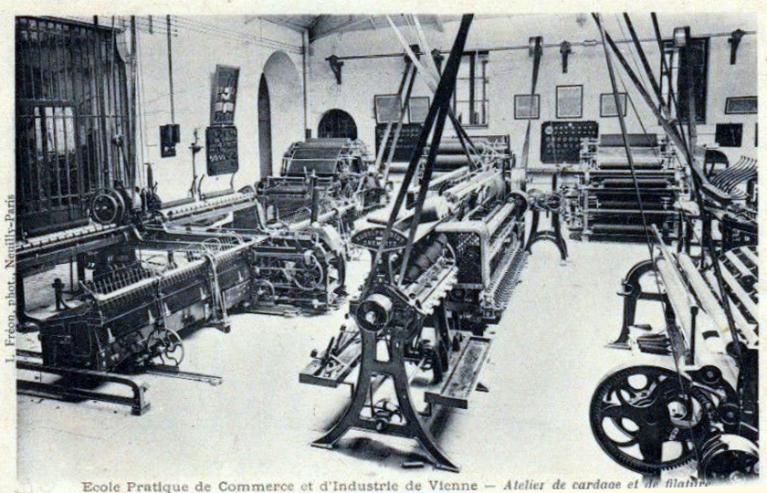 Collège de jésuites, puis institut national, école centrale supplémentaire, école communale secondaire, collège communal et école pratique de commerce et d'industrie, lycée, actuellement collège François-Ponsard