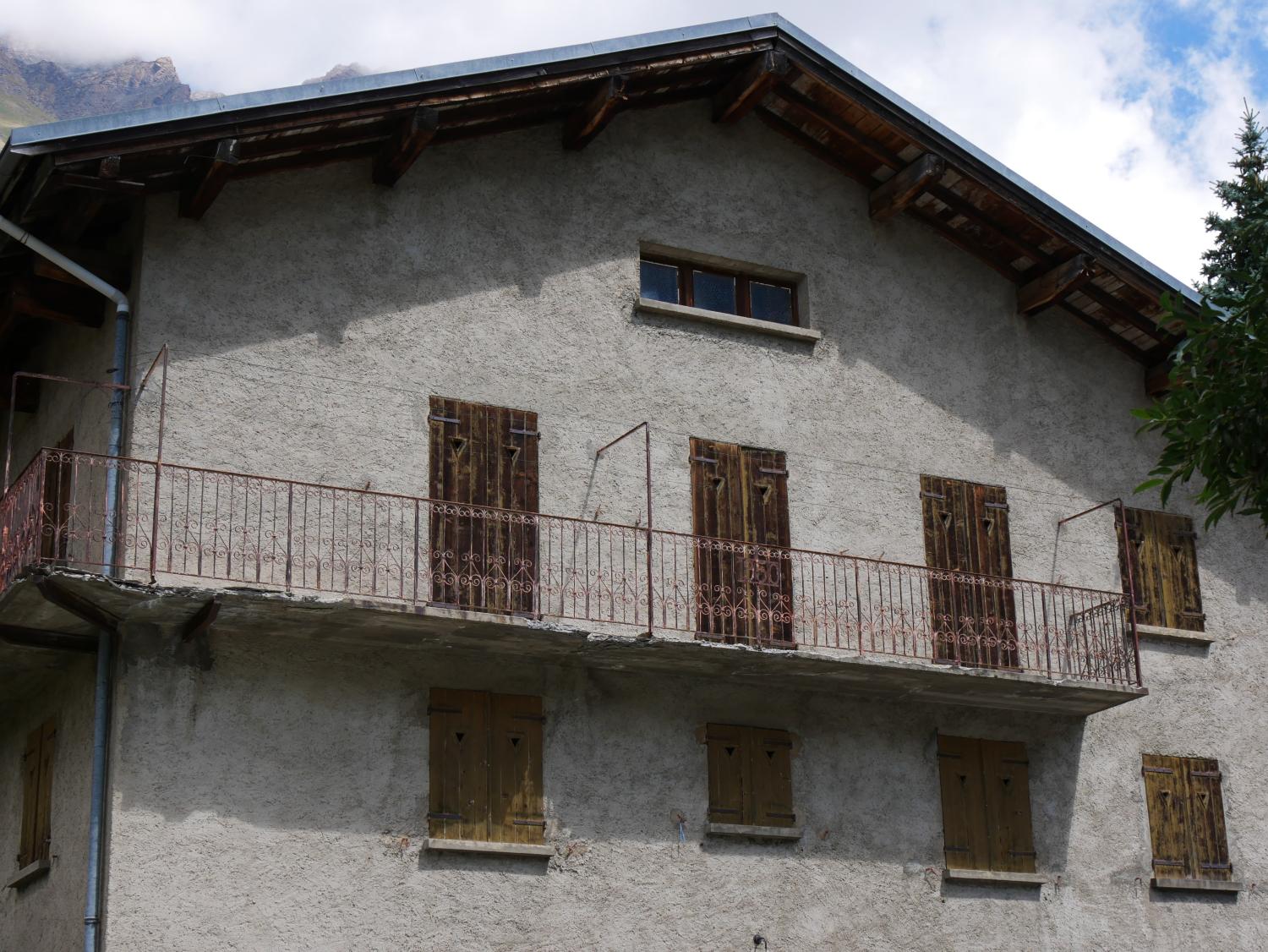 Ensemble de maisons de la reconstruction à Bessans