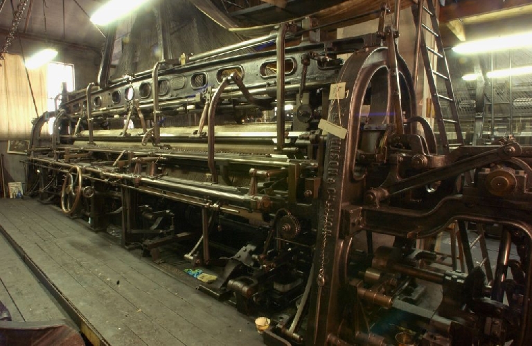 Huit Métiers à tisser la dentelle de type bobin-jacquard de la société Platel tulle - dentelle puis de la société Commarmond et Cie