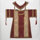 Ornement rouge : chasuble, ensemble de 2 dalmatiques, collets de dalmatique et manipules