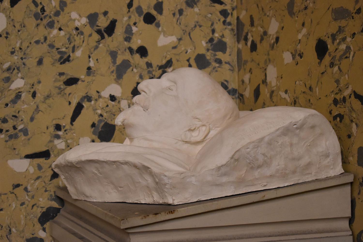 buste dit "gisant du duc d'Aumale"