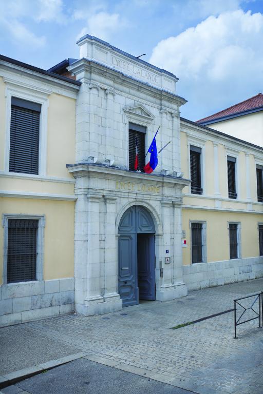 Collège de jésuites, puis école centrale, école secondaire communale, lycée impérial, lycée de garçons, actuellement lycée Lalande