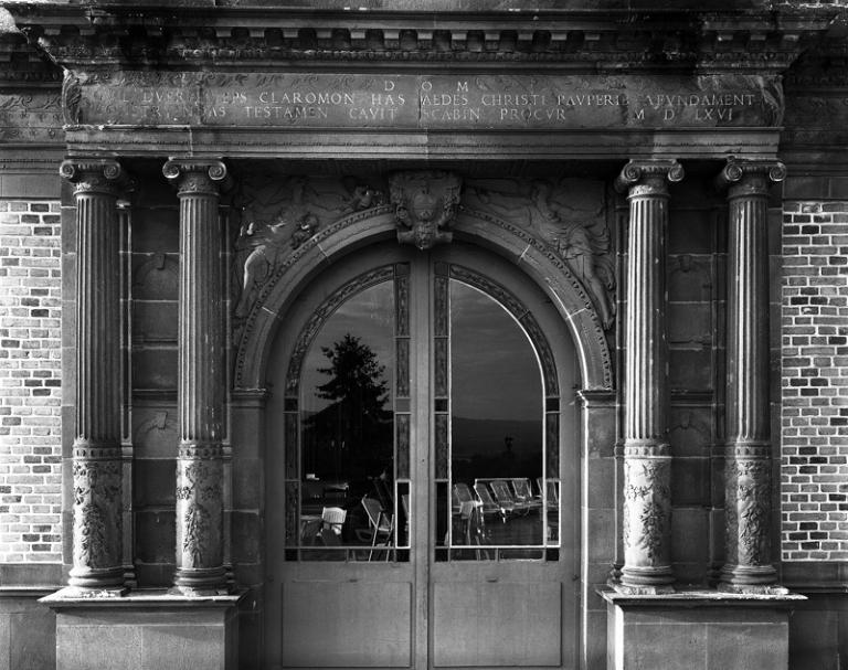 Hôtel-Dieu de Clermont-Ferrand : le tableau historique des anciens hôpitaux de Clermont et les tableaux des bienfaiteurs des hospices