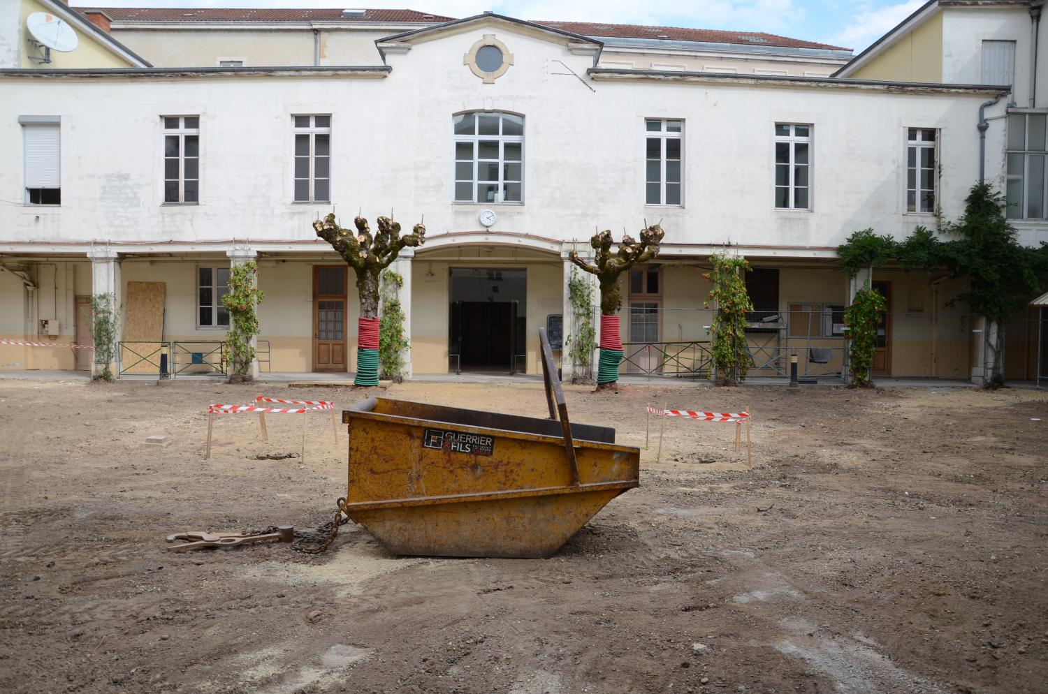 Collège de jésuites, puis école centrale, école secondaire communale, lycée impérial, lycée de garçons, actuellement lycée Lalande