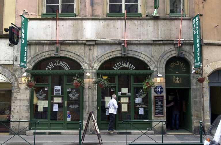 Immeuble actuellement hôtel de voyageurs Le Boulevardier