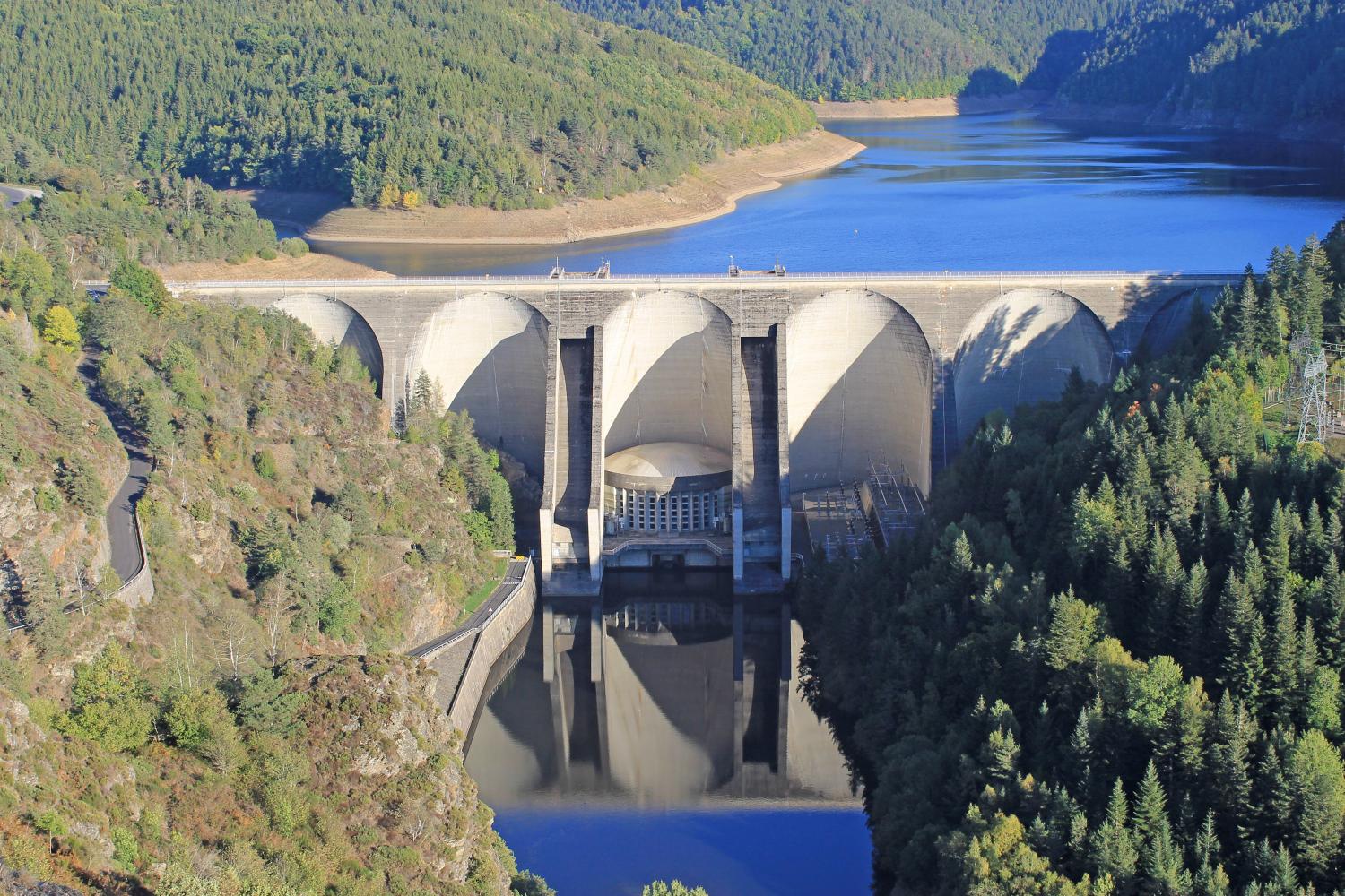 Le barrage de Grandval à Neuvéglise-sur-Truyère et Fridefont.