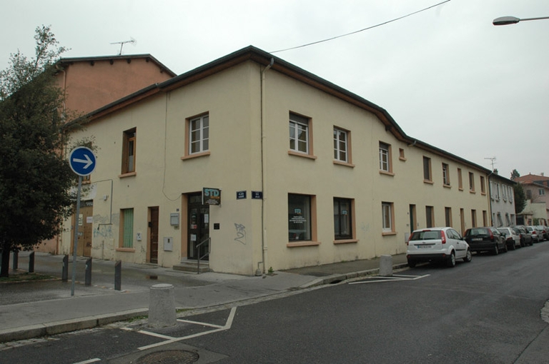 Usine d'ébénisterie Ottina puis grainier Michel puis Plagnat boulanger puis Lacrosse-Vezian radiateurs puis Vezian tôlier puis Plan cafés torréfiés puis A la colline de Fourvière confiserie puis l'amandine lyonnaise confiserie actuellement S.D.T. Gestion