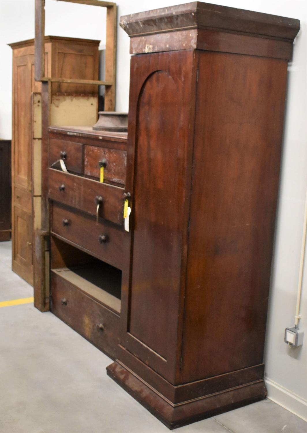 Ensemble d'une armoire, une commode et un socle.