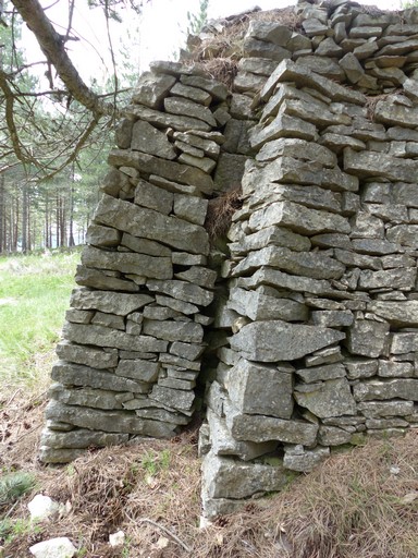 Les entrepôts agricoles de Barret-de-Lioure