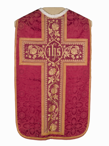 ornement rouge : chasuble, étole, manipule, bourse de corporal