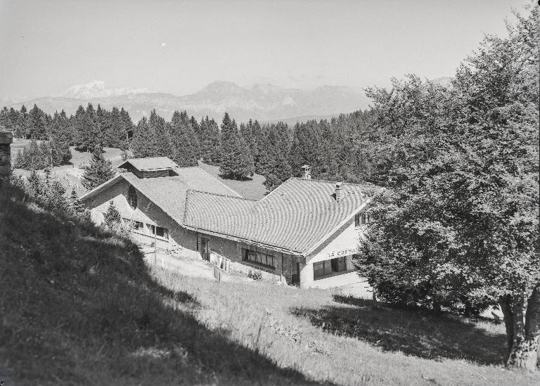 Gare d'arrivée du chemin de fer à crémaillère du Revard, puis supérette La Crémaillère, actuellement colonie de vacances de la ville de Pantin dit Centre La Crémaillère