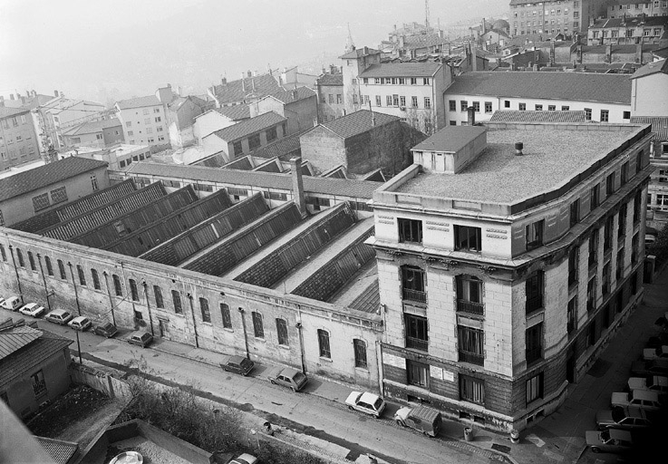 Soieries Atuyer Bianchini et Férier actuellement école maternelle et immeuble