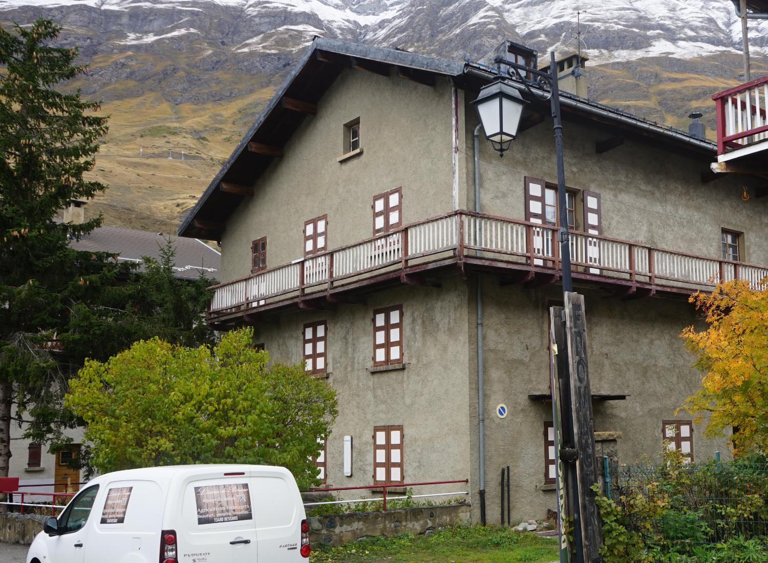 Ensemble de maisons de la reconstruction à Bessans