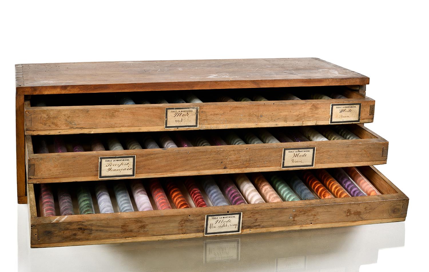 Boîte à ouvrage, échantillons, coffret à écheveaux, échantillons de soie ( 3 tiroirs)