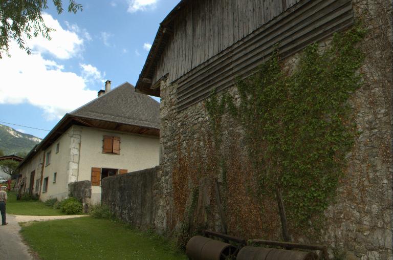 Ferme, puis ensemble de deux fermes