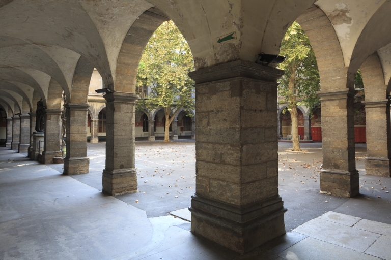 Couvent des Augustins, puis gendarmerie, puis école professionnelle La Martinière, actuellement lycée La Martinière-Diderot, site des Terreaux