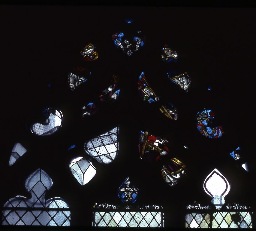 Verrière : Christ bénissant, anges portant les instruments de la Passion (baie 6), verrière à personnages