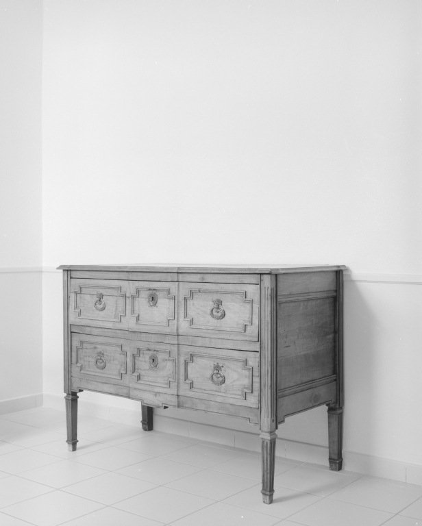 Commode, style Louis XVI