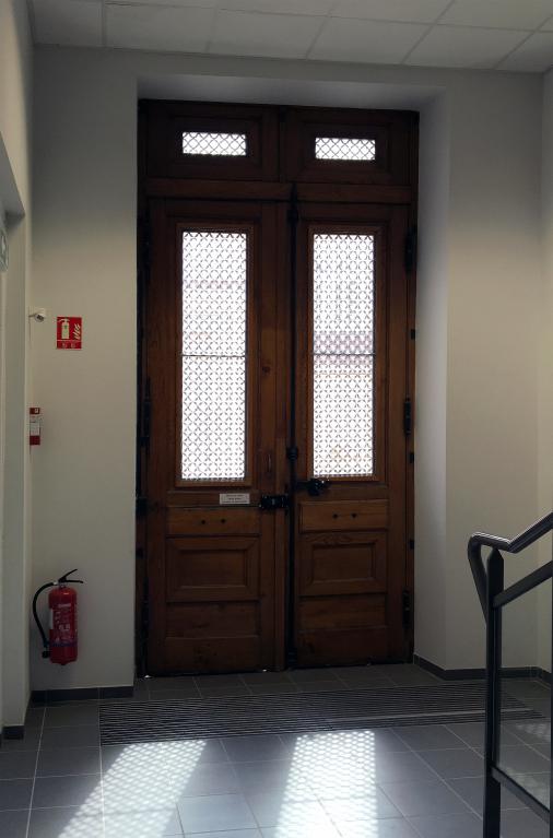 Collège de jésuites, puis école centrale, école secondaire communale, lycée impérial, lycée de garçons, actuellement lycée Lalande