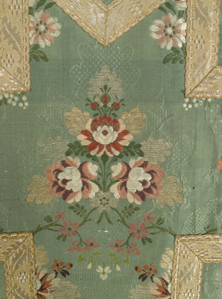 ornement vert : chasuble, étole, manipule, voile de calice