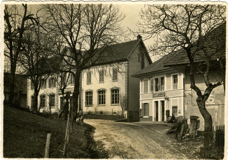 Mairie-école de garçons, puis bureau de poste, actuellement maison