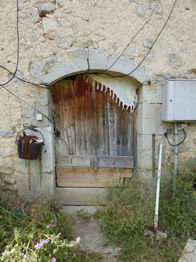 Porte d'étable en pierre de taille calcaire, ferme à Baïs.