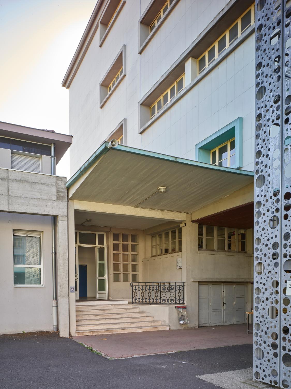 Centre d'apprentissage féminin de Montferrand, puis CET (collège d'enseignement technique) de jeunes filles, actuellement lycée professionnel de Montferrand dit lycée professionnel Marie-Curie