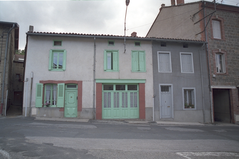 Les maisons, magasins de commerce et immeubles de la commune de Sail-sous-Couzan