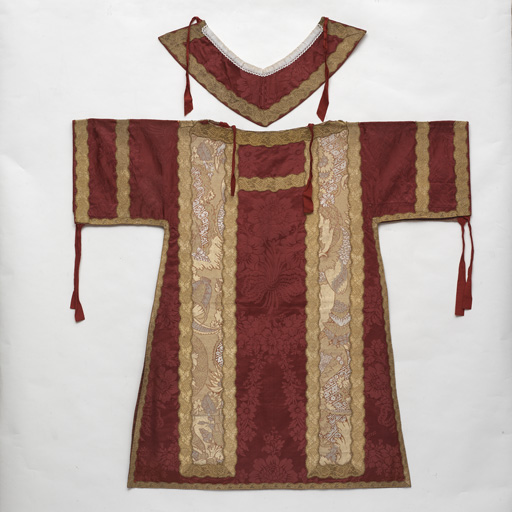 Ornement rouge : chasuble, ensemble de 2 dalmatiques, collets de dalmatique et manipules