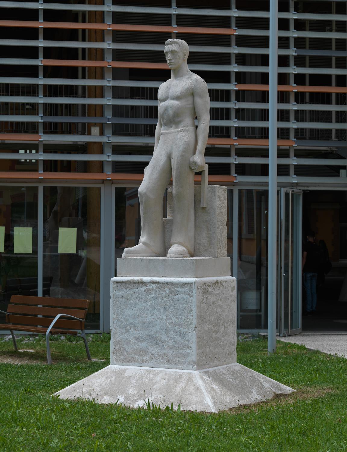 Sculpture (ronde-bosse) : Ouvrier du bâtiment