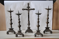 Ensemble de quatre chandeliers d'autel et croix d'autel