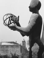 Statue (figure grandeur naturelle) : Jeune homme tenant l'Univers entre ses mains