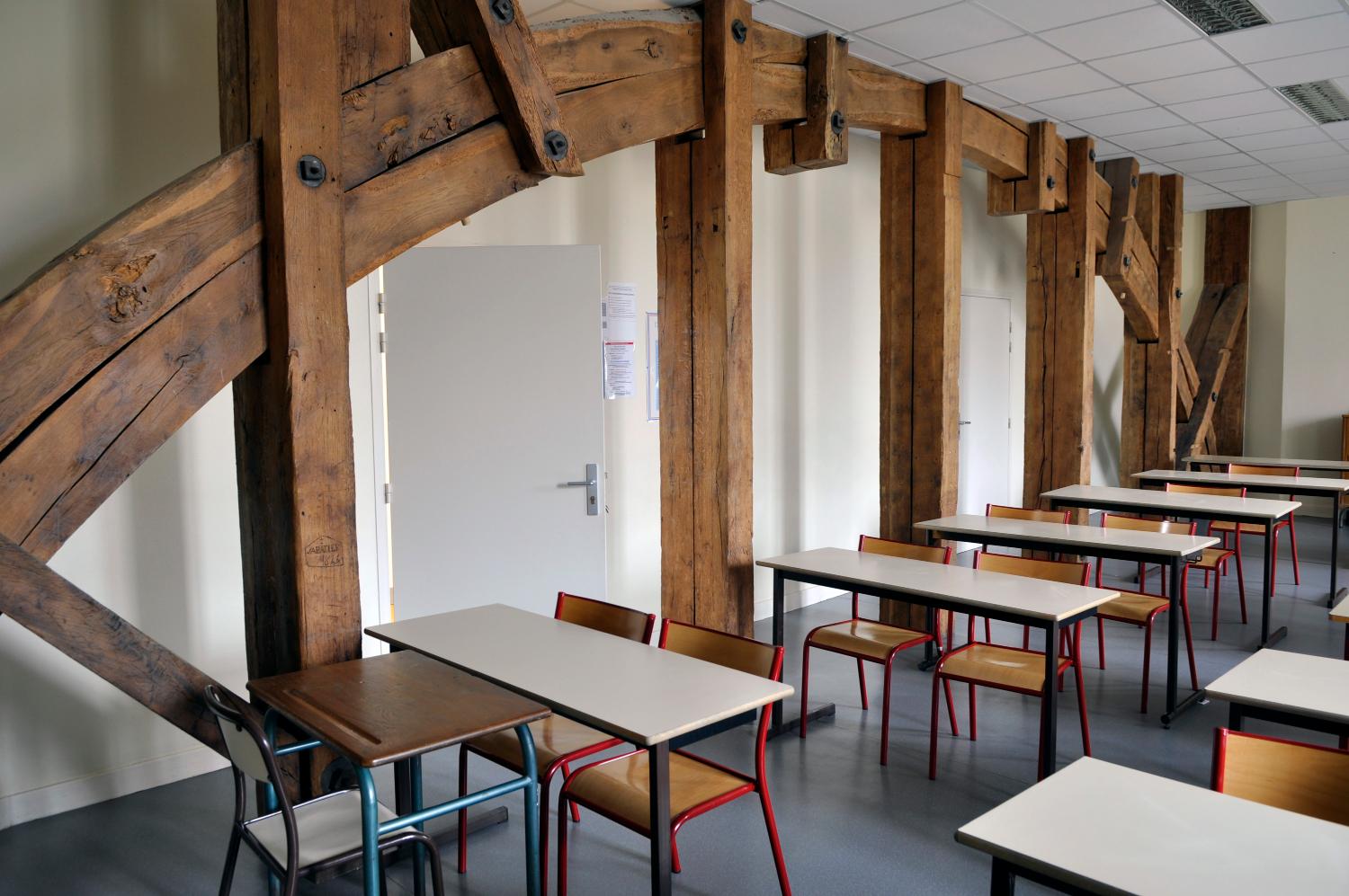 Collège de jésuites d'Aurillac, puis collège communal, lycée de garçons, école primaire supérieure de jeunes filles, collège moderne et technique de jeunes filles, actuellement collège Jeanne-de-La-Treilhe