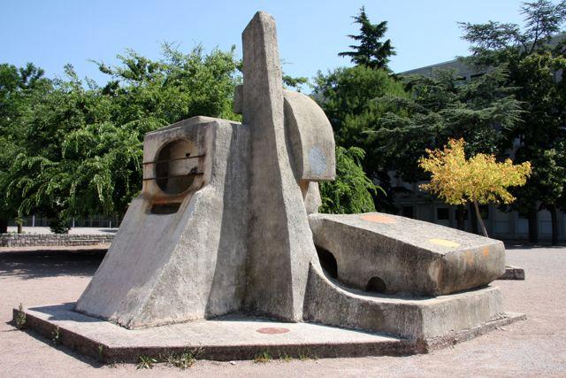 Sculpture (aménagement extérieur) : Sans titre