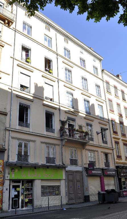 Immeuble sur rue, deux constructions sur cour