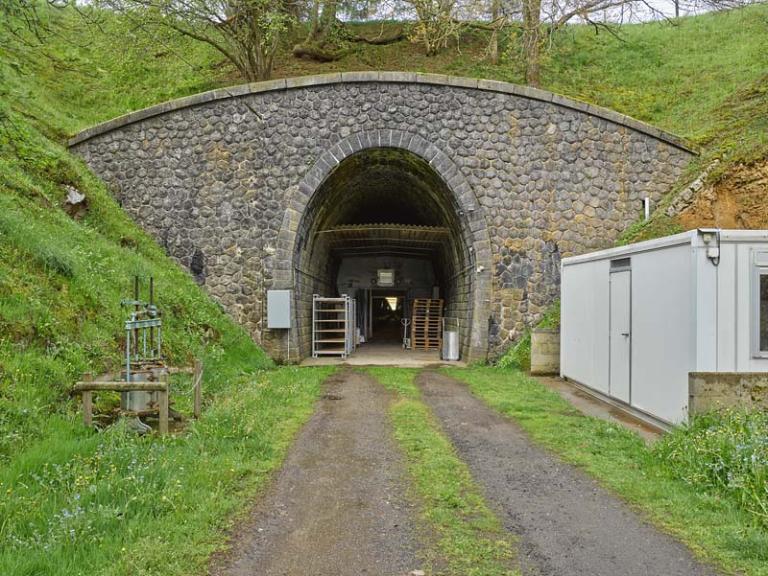 VIDÉO. Des fromages affinés dans un ancien tunnel ferroviaire en Corrèze