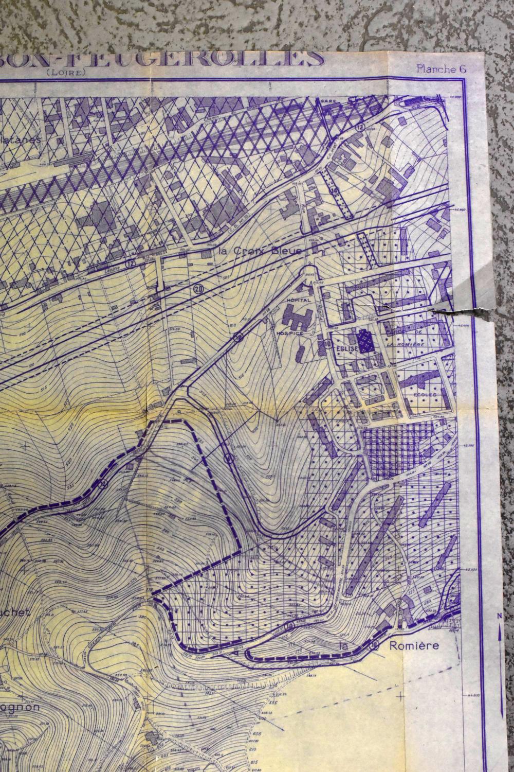Extrait du Plan d'urbanisme de 1954, date à laquelle le lycée est en cours de construction, donc pas encore représenté. Il prendra place à l'endroit du plan où figure l'inscription "La Croix-Bleue". La zone de croisillons en tireté est "zone industrielle, secteur E" (il a été ajouté à la main "et habitations") et la zone, assez proche (à droite du plan), à carreaux ponctués au centre est celle des "HLM en cours". La "zone industrielle, secteur D" (losanges) correspond ici à la voie ferrée et à la gare. [Photo chercheure.]  