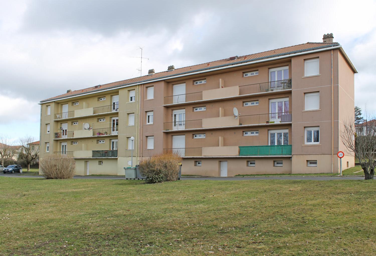 Les immeubles HLM de la Croix-Saint-Romain et le lotissement Les Érables à Sainte-Sigolène.